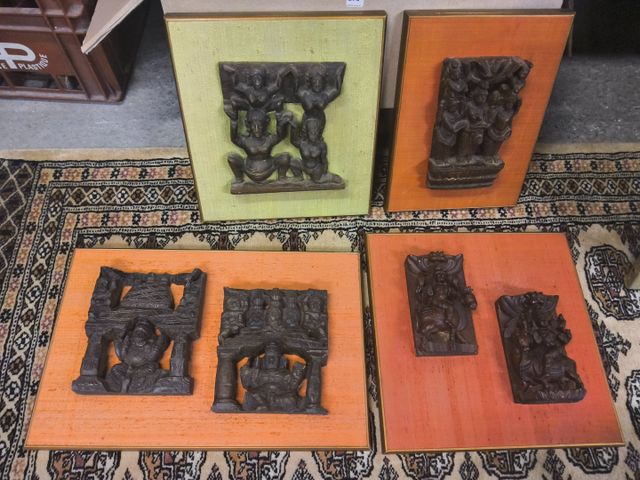 Inde ou Indochine. Lot de 4 sculptures en bois. Sur panneaux