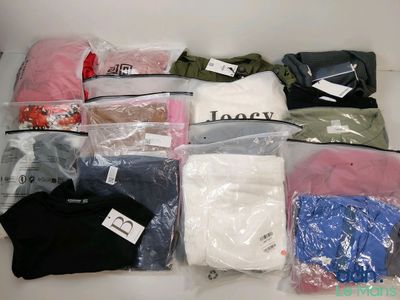 beaucoup de vêtements dans des sacs posés sur une table