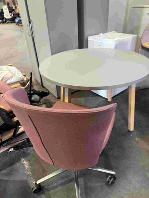 deux chaises et une table qui se trouvent dans une pièce