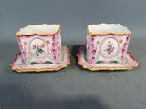 une paire de vases en porcelaine rose et blanche ornés de fleurs