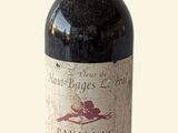 une bouteille de vin posée sur une table