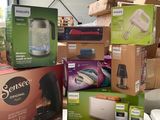 Plusieurs cartons contenant divers articles sont empilés les uns sur les autres