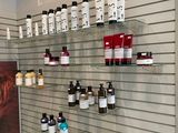 un mur entier de produits capillaires exposés dans un magasin