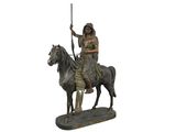 statue en bronze représentant un homme à cheval, muni d'une lance