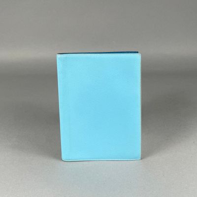 vase carré bleu avec un socle blanc sur un fond gris