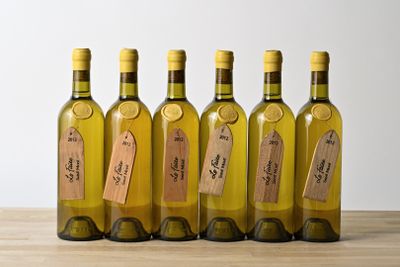 six bouteilles de vin, avec leurs étiquettes, posées sur une table en bois