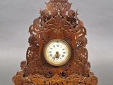 une horloge en bois posée sur une table