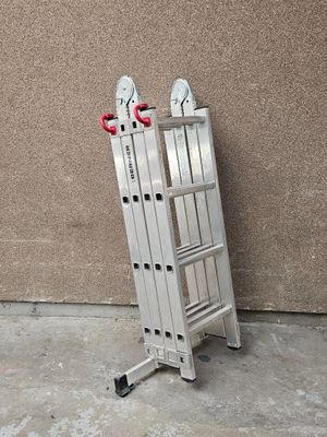 une échelle sur laquelle sont posées deux paires de chaussures, près d'un mur