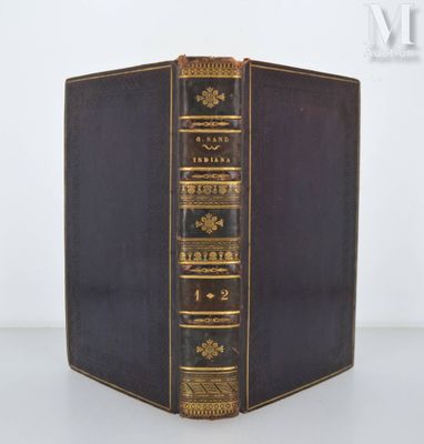 un livre noir avec des bordures dorées et une bordure dorée sur la couverture