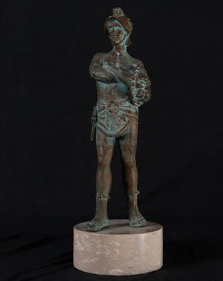 une statue en bronze représentant une femme tenant un bébé dans ses bras
