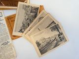 quelques vieux journaux sont posés sur une table