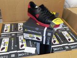 une boîte contenant une paire de chaussures noires et rouges