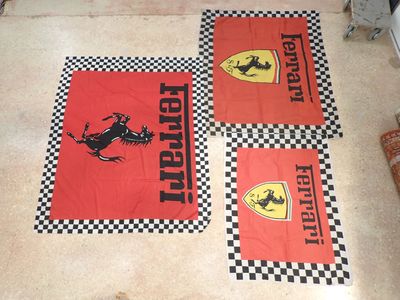 deux serviettes rouges à carreaux noirs et blancs