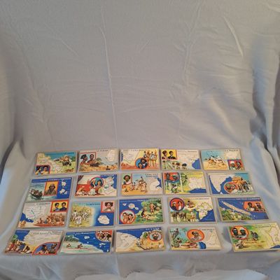 un grand nombre de livres posés sur une table blanche