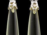 paire de boucles d'oreilles pendantes en verre jaune ornées de diamants sur fond noir