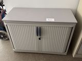 une armoire blanche munie d'une porte et d'une poignée bleue