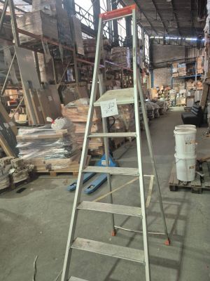 une échelle posée au milieu d'un entrepôt
