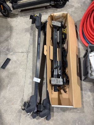 une caisse à outils posée par terre à côté d'un scooter