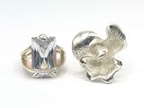 une bague en argent sertie d'un diamant et une bague en argent sertie d'un diamant