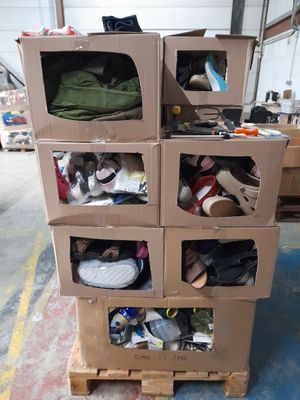 boîtes empilées dans un entrepôt