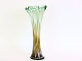 un vase en verre posé sur une table