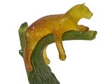 une figurine représentant un chat assis sur une branche d'arbre