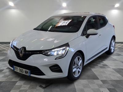 la voiture blanche est garée sur un sol en damier dans le garage