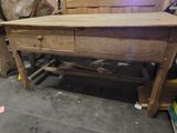 une table en bois surmontée d'un tiroir