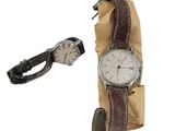une montre et une montre-bracelet posées l'une à côté de l'autre