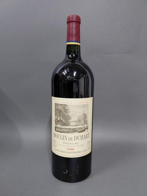 une bouteille de vin rouge avec un bouchon rouge posée sur une table