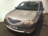 la photo d'une voiture argentée garée dans un garage