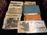 beaucoup de vieux disques sur la table