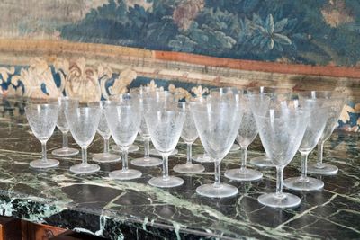 de nombreux verres à vin alignés sur un plan de travail en marbre