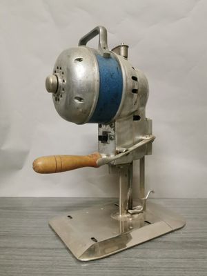 une petite machine posée sur une table