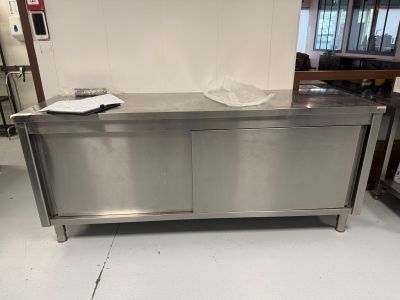 un comptoir en acier inoxydable muni d'une porte vitrée