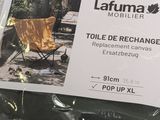 a bag of toilet de rechange sitting on a table