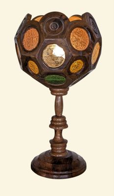 une photo d'un verre décoratif posé sur un socle en bois