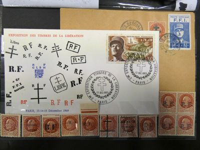 une carte postale représentant un homme, posée sur un bureau