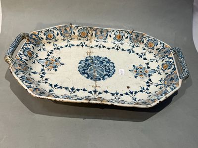 un plat bleu et blanc orné d'un motif floral