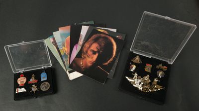 JOHNNY HALLIDAY. Douze cartes postales vierges et douze pins…