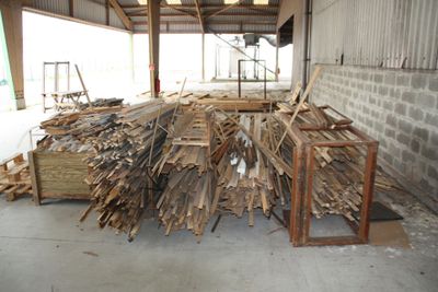 un gros tas de bois entreposé dans un entrepôt