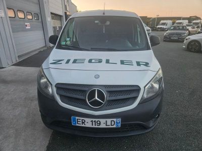une camionnette blanche garée dans un parking