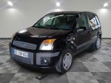 la photo d'une petite voiture noire garée dans un garage