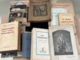 de nombreux livres posés sur une table