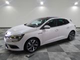 une voiture blanche garée dans une pièce au sol en damier
