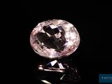 gros plan d'un diamant rose sur une surface noire