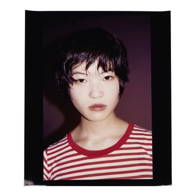 une photo d'une femme portant un t-shirt rayé rouge et blanc