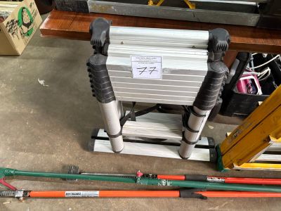 de nombreux types de skis et de bâtons sont exposés au sol