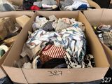de nombreuses boîtes de vêtements posées par terre