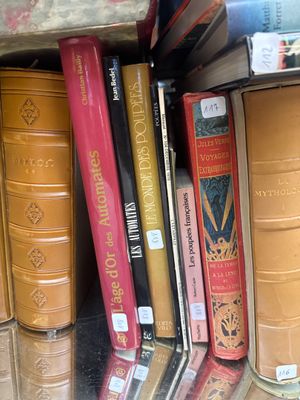de nombreux livres qui sont rangés les uns à côté des autres sur une étagère
